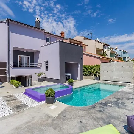 Semesterbostad House Moderna *