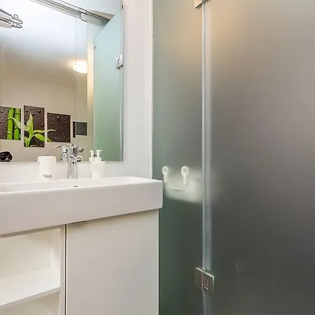 Semesterbostad House Moderna *