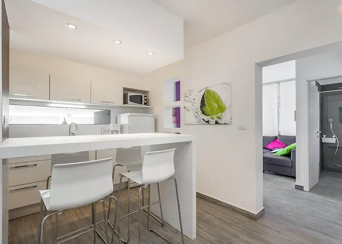 House Moderna Πούλα