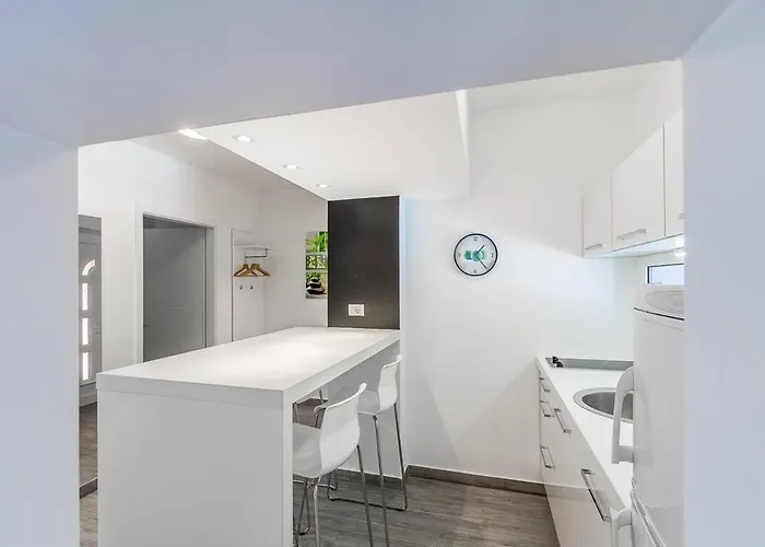 House Moderna Πούλα