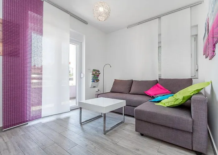 House Moderna Πούλα