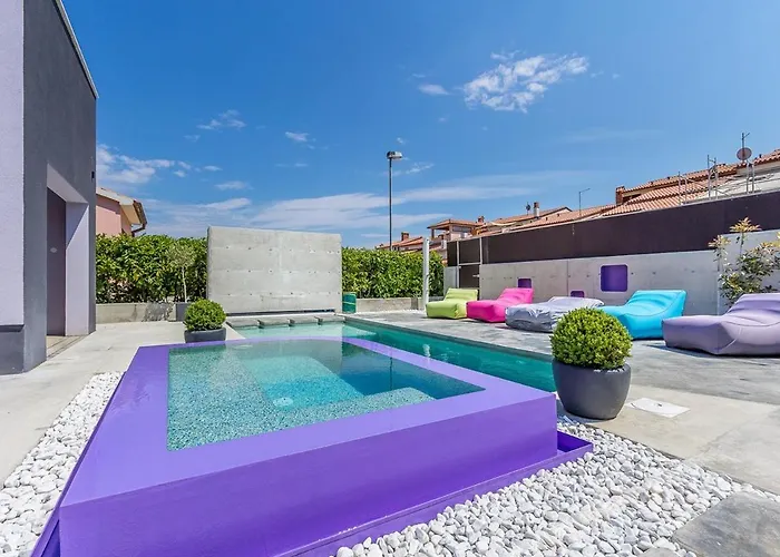 House Moderna * Πούλα