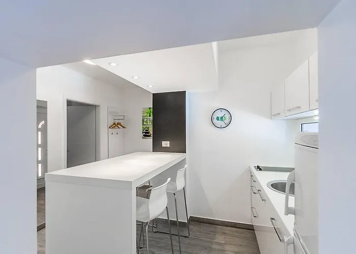 House Moderna * Πούλα