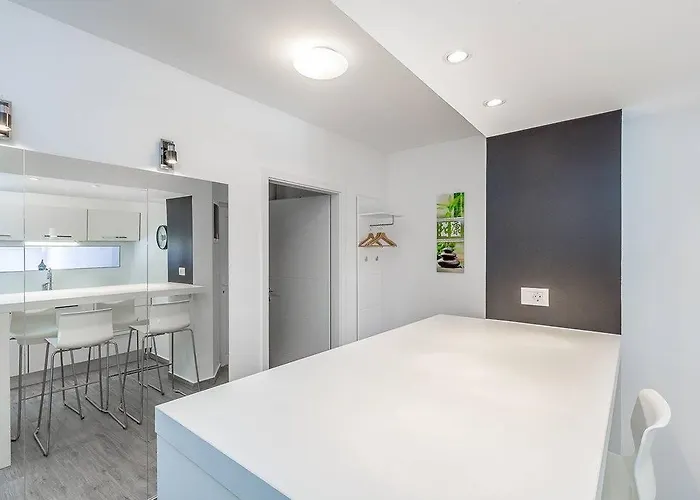 House Moderna Πούλα